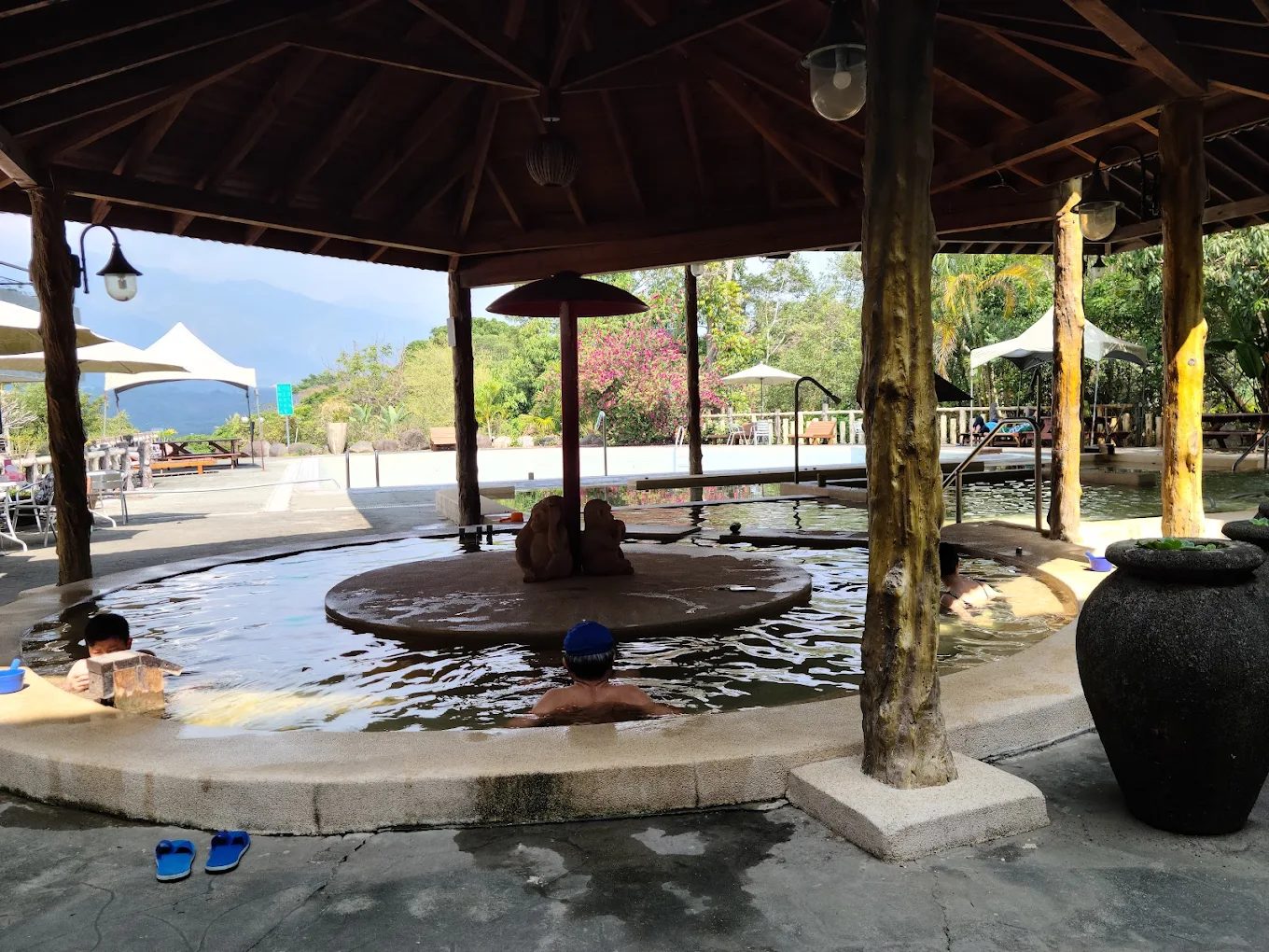 高雄六龜【天闊溫泉會館】｜山林祕境泡湯 × 星空小木屋 × 寵物友善，最新營業時間與房價一次看懂