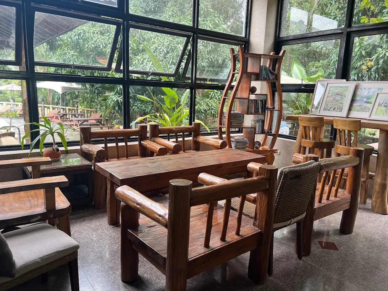 高雄六龜【天闊溫泉會館】｜山林祕境泡湯 × 星空小木屋 × 寵物友善，最新營業時間與房價一次看懂