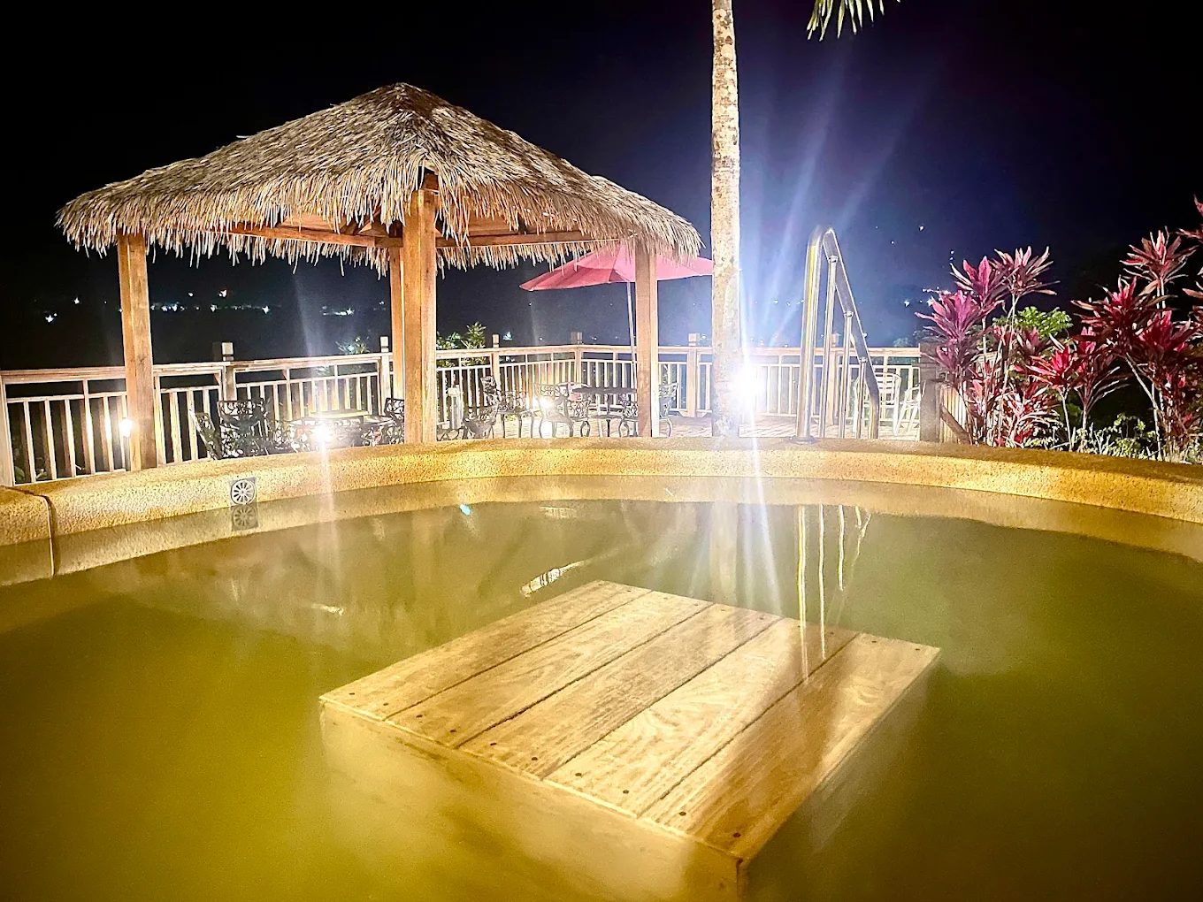 高雄六龜【天闊溫泉會館】｜山林祕境泡湯 × 星空小木屋 × 寵物友善，最新營業時間與房價一次看懂