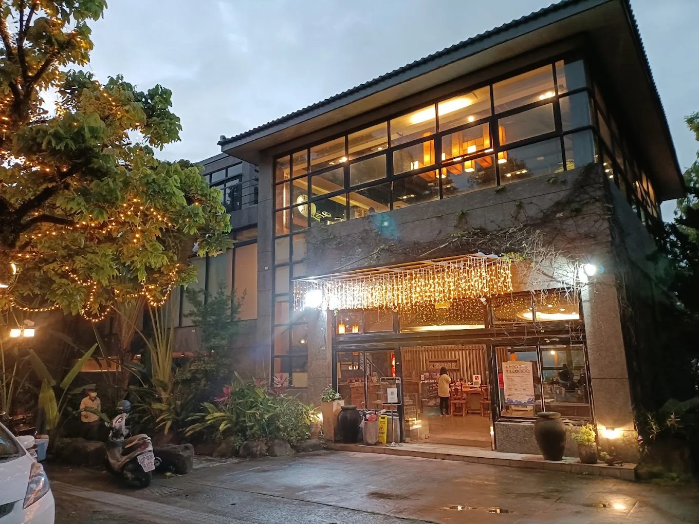 高雄六龜【天闊溫泉會館】｜山林祕境泡湯 × 星空小木屋 × 寵物友善，最新營業時間與房價一次看懂