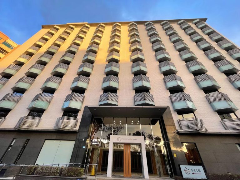 淡水住宿推薦｜步行 7 分鐘就到！【淶滬文旅】$1,480 起入住設計旅館，窗外就是觀音山與淡水夕陽 🌅
