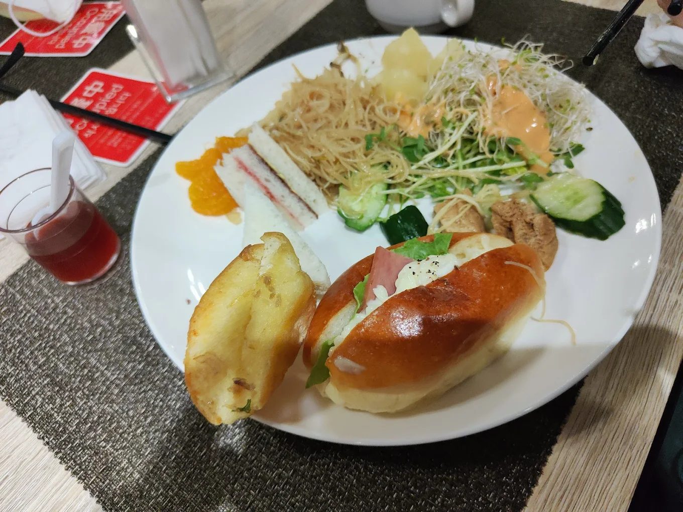 淡水住宿推薦｜步行捷運 7 分鐘！【淡水淶滬文旅酒店】四人房只要 $1,980，平均每人不到 $500，含早餐還能賞夕陽 🌅