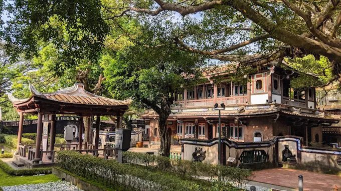 「從高鐵到高空」只要三分鐘|板橋凱撒大飯店,帶你住進新北的星空泳池