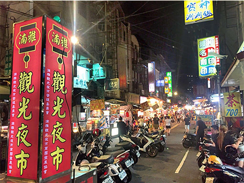 「從高鐵到高空」只要三分鐘|板橋凱撒大飯店,帶你住進新北的星空泳池