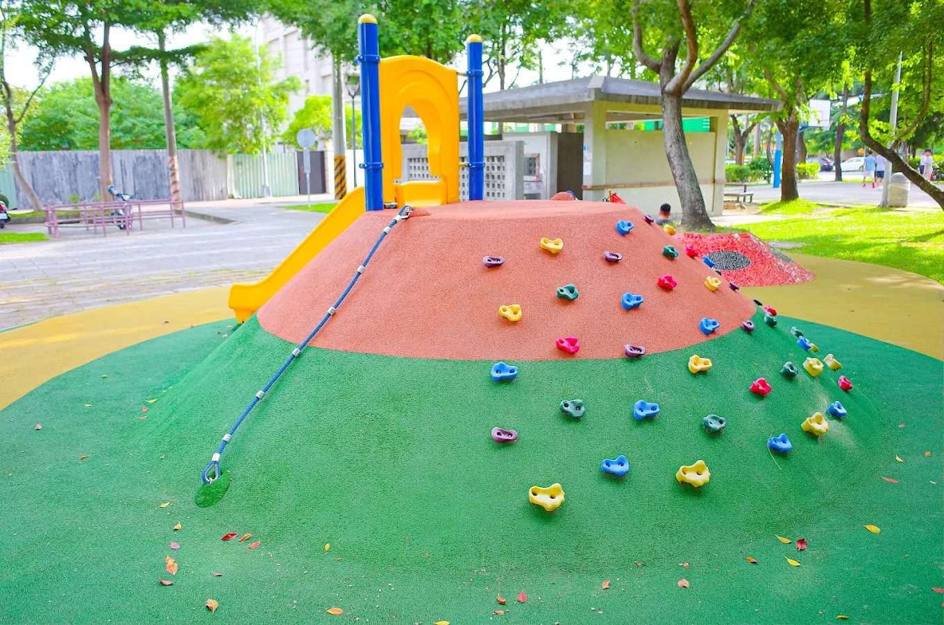 球場聲、鳥鳴聲、孩子笑聲交響曲——潭子栗林公園的慢活日常