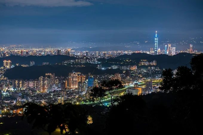 ✨ 「燈火闌珊處，不只在101」｜文化後山到劍南山，台北夜景最動人的五種角度