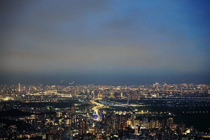 ✨ 「燈火闌珊處，不只在101」｜文化後山到劍南山，台北夜景最動人的五種角度