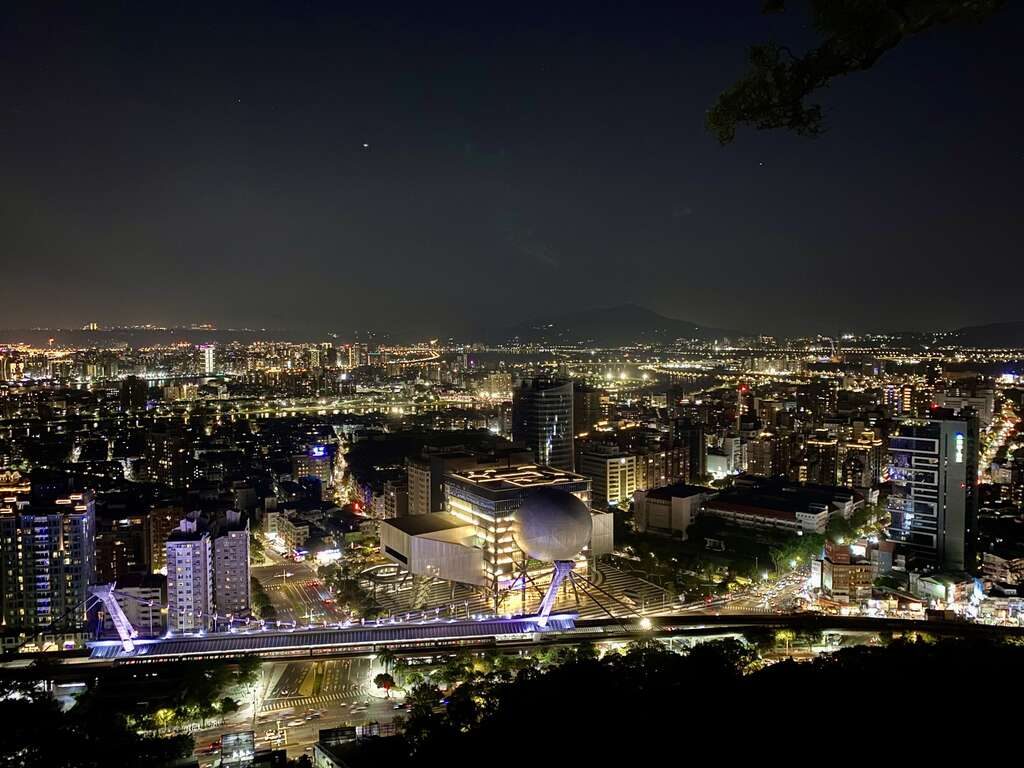 ✨ 「燈火闌珊處，不只在101」｜文化後山到劍南山，台北夜景最動人的五種角度