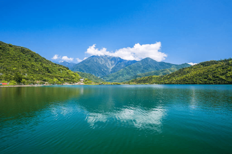 當城市的節奏逐漸退場，在鯉魚潭風景遊憩區慢下來，讓湖水替日常降噪