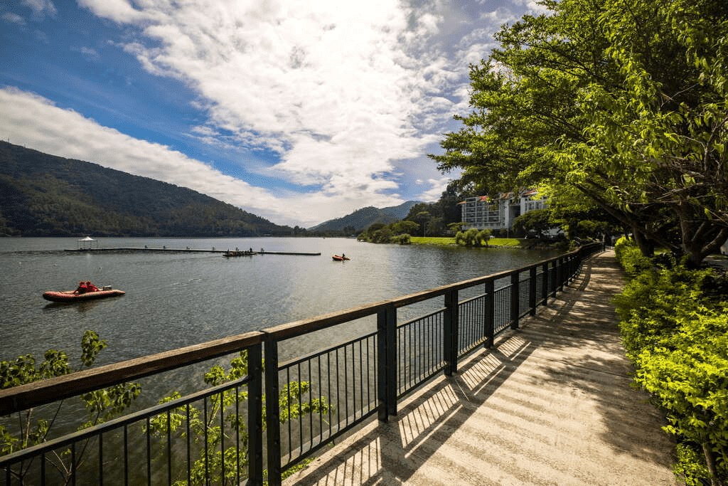 當城市的節奏逐漸退場，在鯉魚潭風景遊憩區慢下來，讓湖水替日常降噪