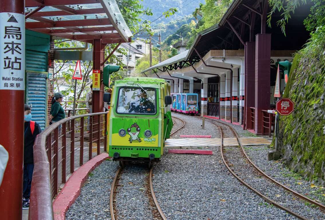 走進烏來瀑布看水霧輕落與陽光交錯，再順著山路去老街找回熟悉的味道