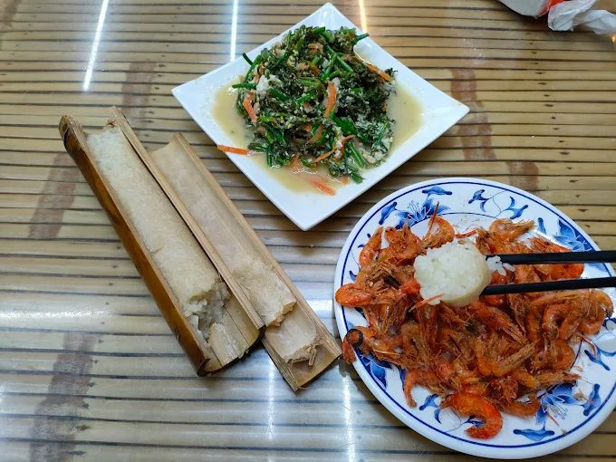 走進烏來瀑布看水霧輕落與陽光交錯，再順著山路去老街找回熟悉的味道