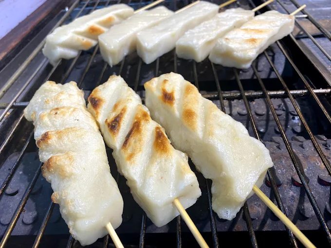 走進烏來瀑布看水霧輕落與陽光交錯，再順著山路去老街找回熟悉的味道