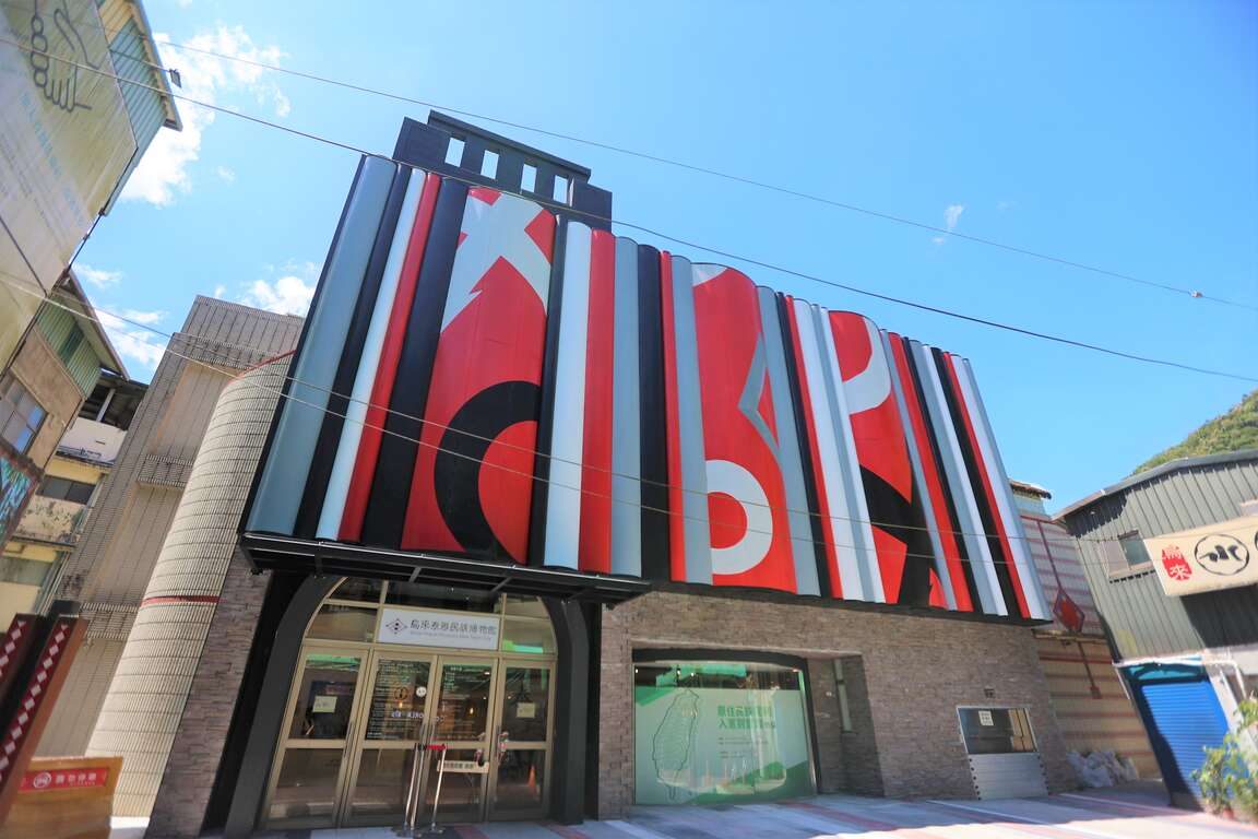 走進烏來瀑布看水霧輕落與陽光交錯，再順著山路去老街找回熟悉的味道