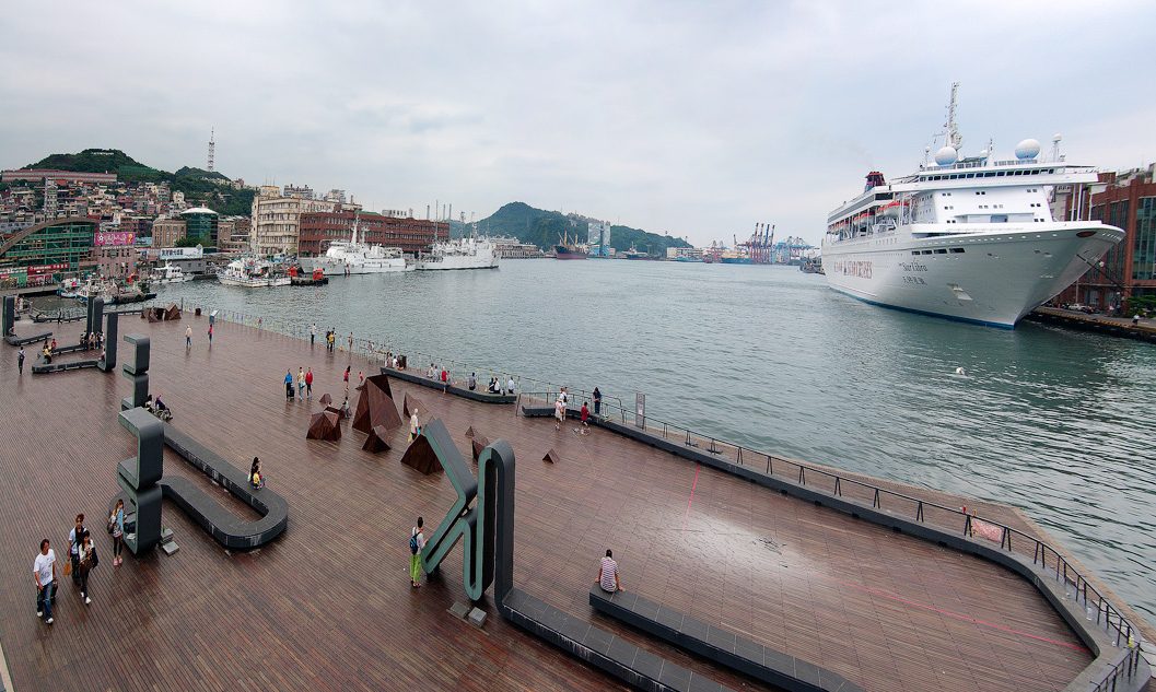 沿著基隆港慢慢走進一日遊節奏，午後看海傍晚登高最後回到夜市煙火氣