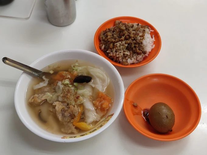 沿著基隆港慢慢走進一日遊節奏，午後看海傍晚登高最後回到夜市煙火氣