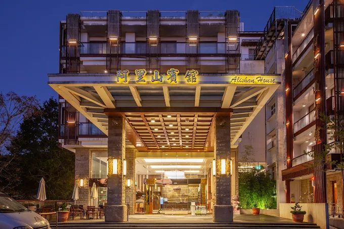 清晨走進阿里山國家森林遊樂區追一場日出雲海,在森林與鐵道之間慢慢醒來