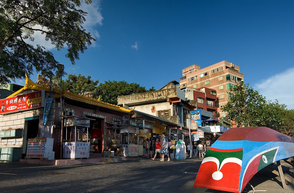 淡水漁人碼頭怎麼玩？情人橋夕陽、夜景美拍與必吃小吃懶人包