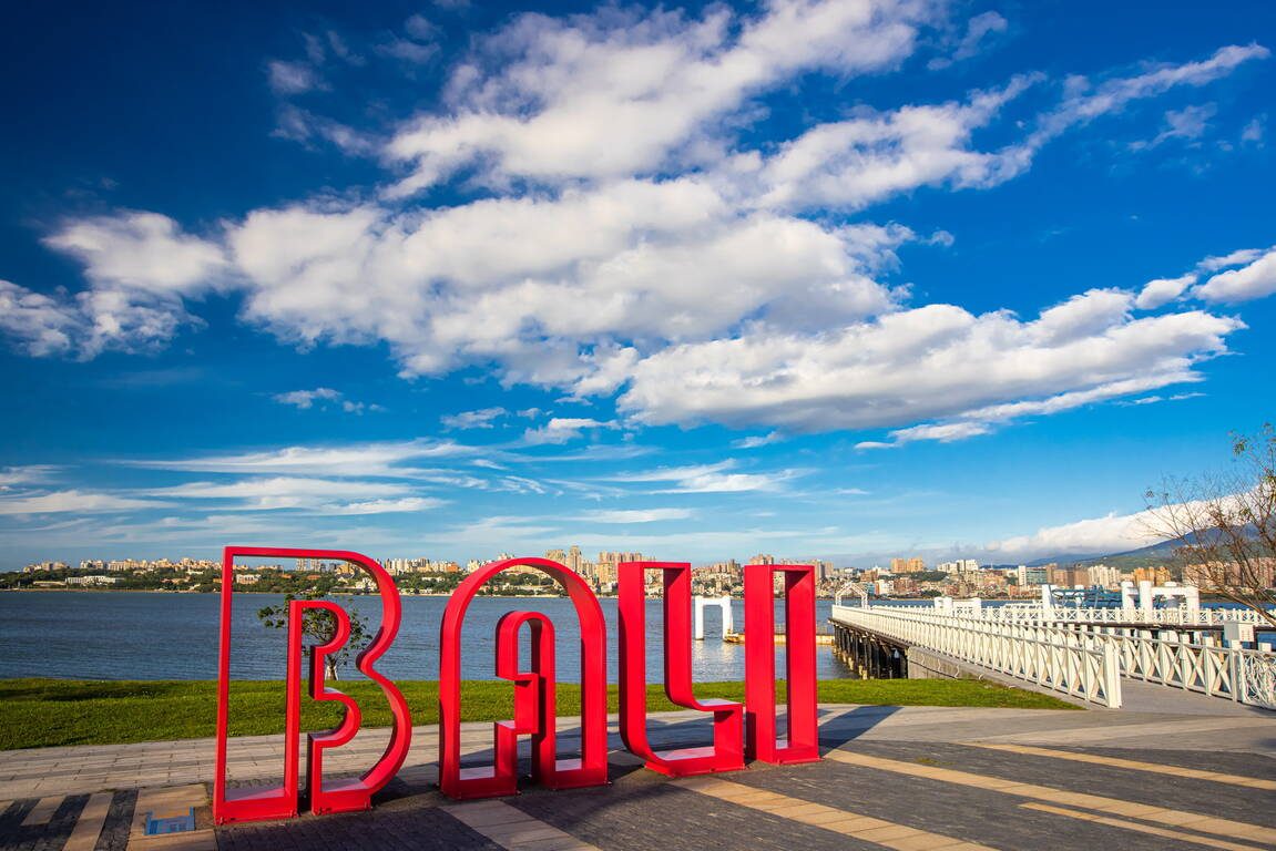 淡水漁人碼頭怎麼玩？情人橋夕陽、夜景美拍與必吃小吃懶人包