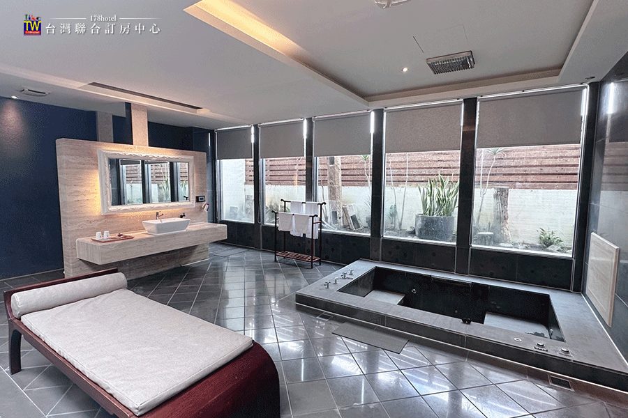 璀璨風華雙人房的豪華按摩浴池