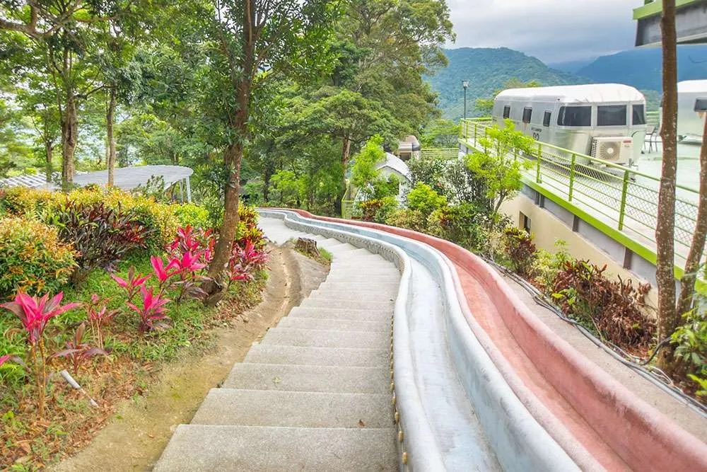 苗栗南庄蘇維拉莊園|夢幻樹屋、豪華露營與親子溜滑梯一次滿足!