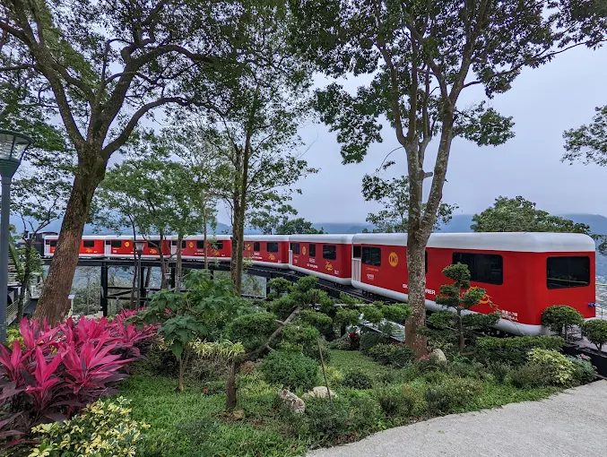 苗栗南庄蘇維拉莊園|夢幻樹屋、豪華露營與親子溜滑梯一次滿足!