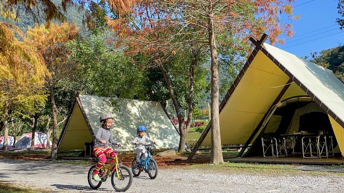 那山那谷提供高品質的露營體驗，讓人在群山環抱中放鬆