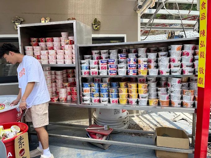 全台唯一!中寮石龍宮泡麵土地公,拜土地公還能免費享用加持泡麵