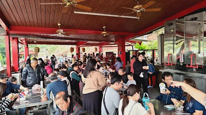 全台唯一!中寮石龍宮泡麵土地公,拜土地公還能免費享用加持泡麵