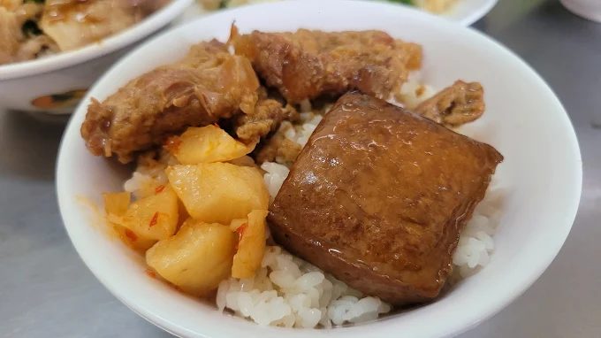 全台唯一!中寮石龍宮泡麵土地公,拜土地公還能免費享用加持泡麵