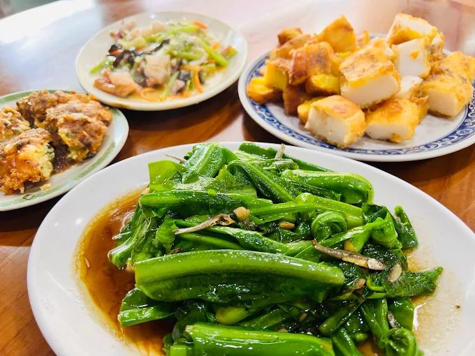 沿著花蓮鯉魚潭環湖步道出發，在晨霧與水光裡遇見最溫柔的風景