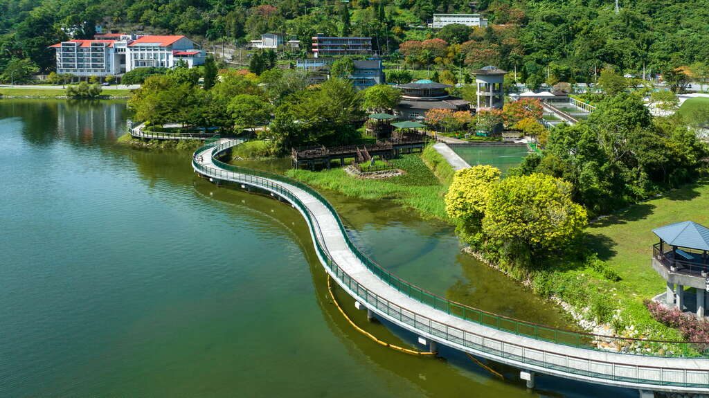 沿著花蓮鯉魚潭環湖步道出發，在晨霧與水光裡遇見最溫柔的風景