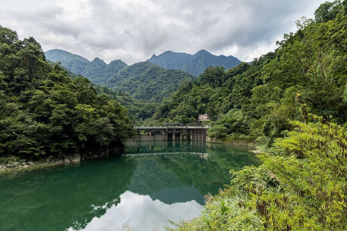 內洞國家森林遊樂區全攻略｜烏來內洞瀑布、交通、門票與步道美食一次看