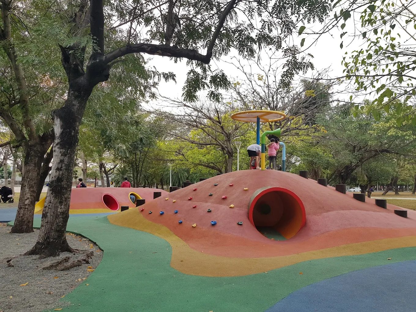 蓮池潭兒童公園｜湖畔綠意 × 免費親子樂園