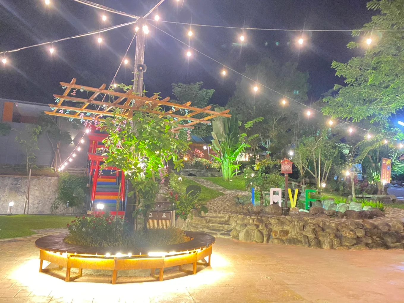 高雄六龜秘境！原木湯屋泡湯賞星，一泊二食只要 $3,180