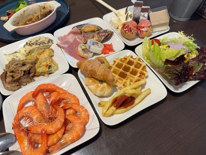 高雄住宿首選｜寒軒國際大飯店完整攻略：房型、餐飲、設施與周邊景點