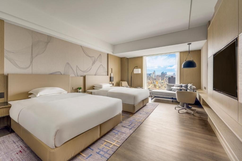 高雄萬豪酒店寬敞舒適的現代客房