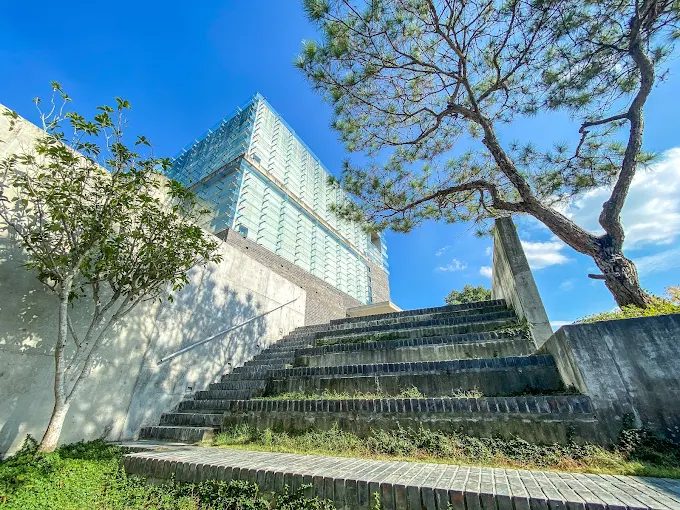 毓繡美術館以極簡清水模建築與山林景觀完美交融