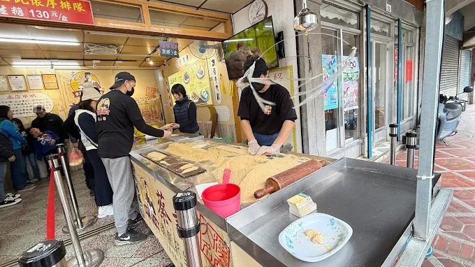 在大溪老街邊吃著現滷豆干邊看牌樓光影流動，傍晚轉進河濱與山徑剛剛好