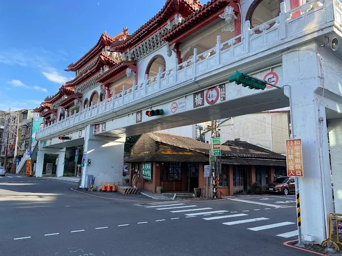 在大溪老街邊吃著現滷豆干邊看牌樓光影流動，傍晚轉進河濱與山徑剛剛好