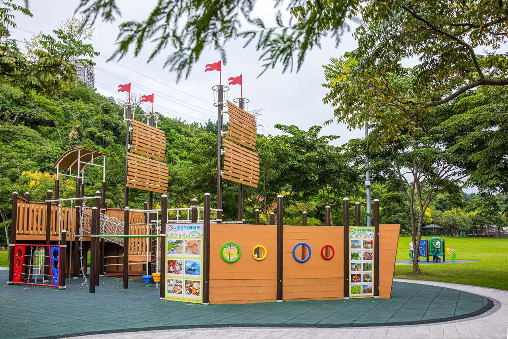 在大溪老街邊吃著現滷豆干邊看牌樓光影流動，傍晚轉進河濱與山徑剛剛好