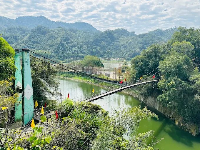 在苗栗明德水庫沿著水岸步道散步午後光影落在湖面很安靜
