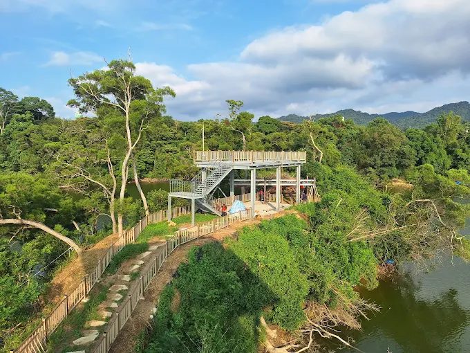 在苗栗明德水庫沿著水岸步道散步午後光影落在湖面很安靜