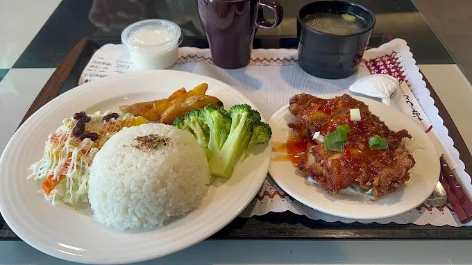 在苗栗明德水庫沿著水岸步道散步午後光影落在湖面很安靜