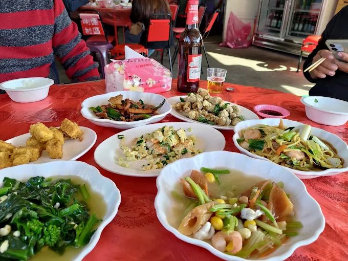 在苗栗明德水庫沿著水岸步道散步午後光影落在湖面很安靜