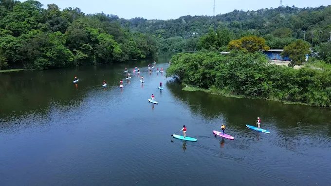 在苗栗明德水庫沿著水岸步道散步午後光影落在湖面很安靜