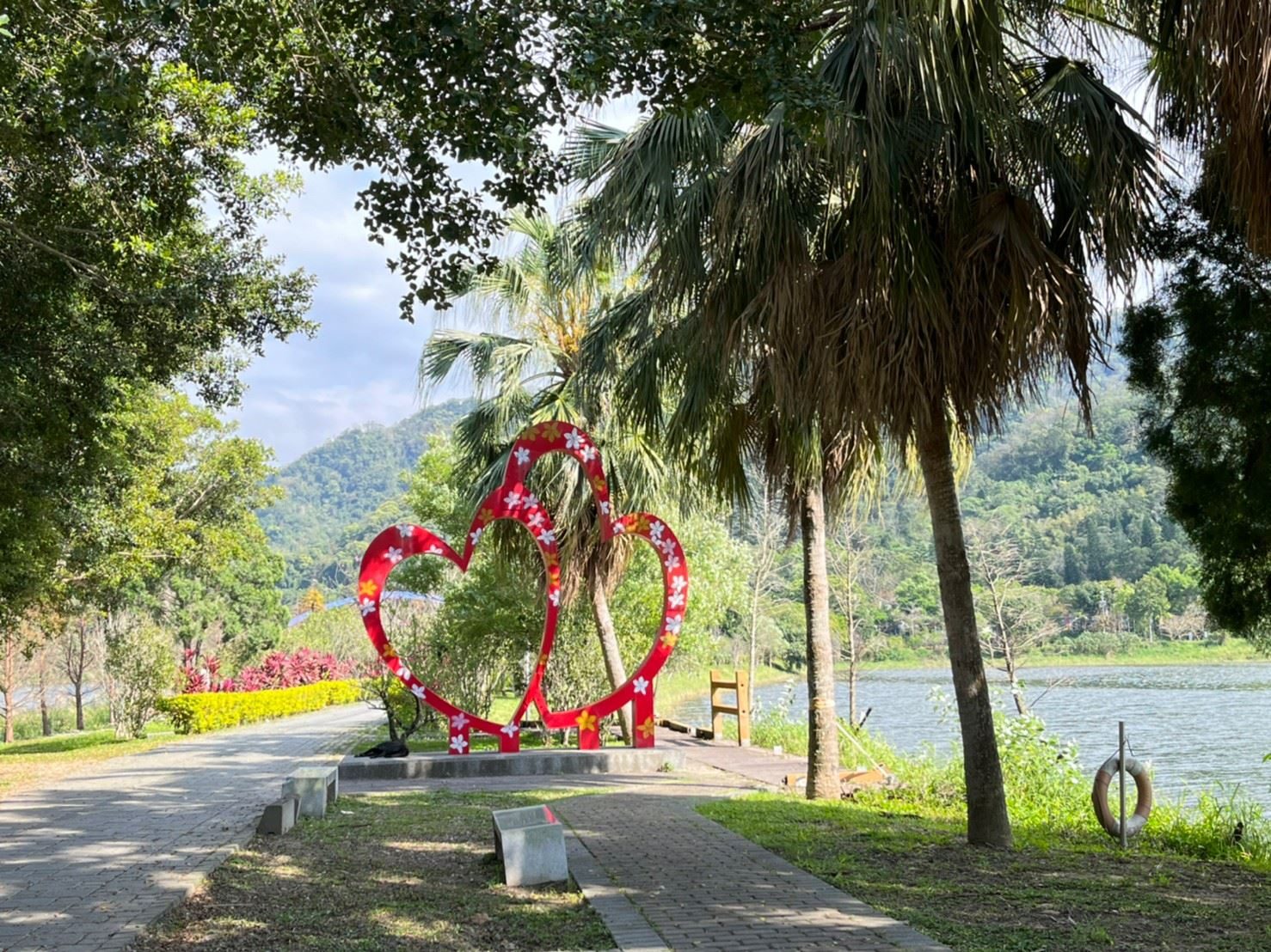 在苗栗明德水庫沿著水岸步道散步午後光影落在湖面很安靜
