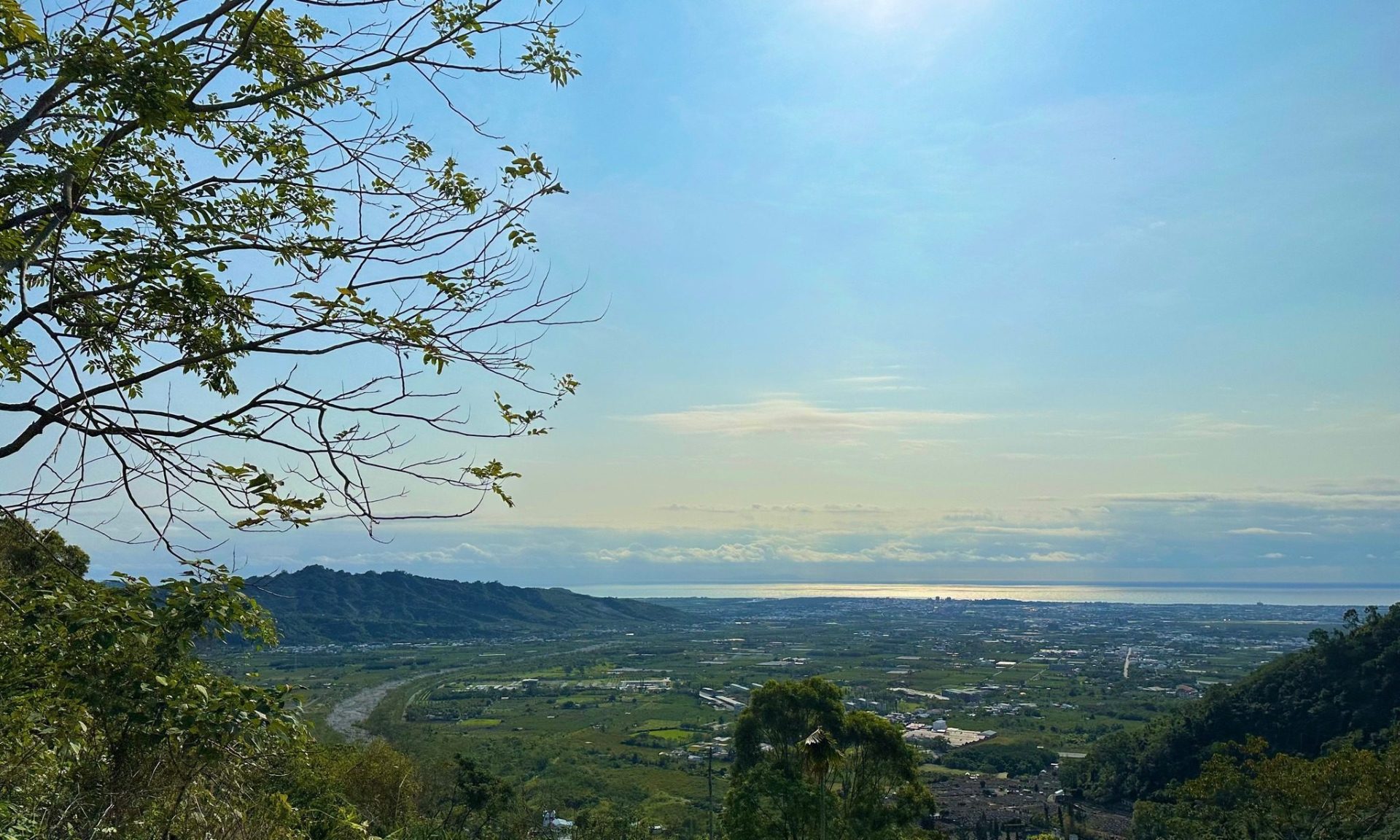 從台東市區出發走進利嘉林道,在九公里觀景台迎著山風遠望都蘭山