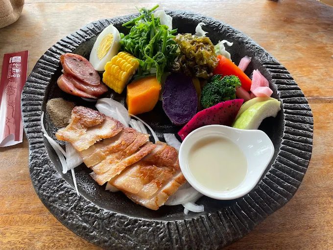 從台東市區出發走進利嘉林道,在九公里觀景台迎著山風遠望都蘭山