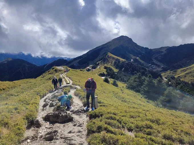 在合歡山迎著風走過草原與稜線看雲海翻動的高山風景
